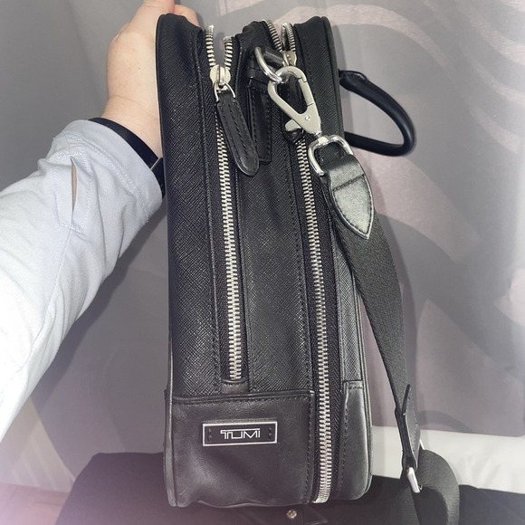 Tumi 16" Saffiano Leather Business Briefcase Commuter Messenger Bag Black Strap - Picture 12 of 16